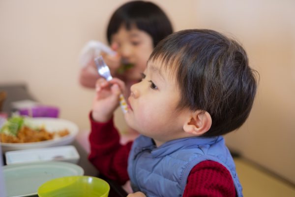 食事中じっとしていないのはパパやママの行動が原因!? 