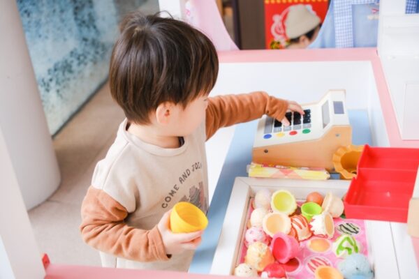 子どもが大好きな「ごっこ遊び」はメリットがいっぱい！